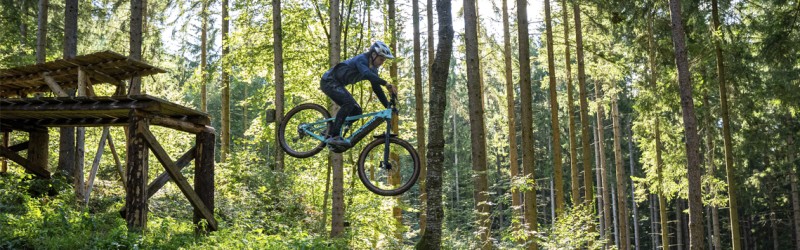 Bicicletta a sospensione completa con opzioni di configurazione versatili